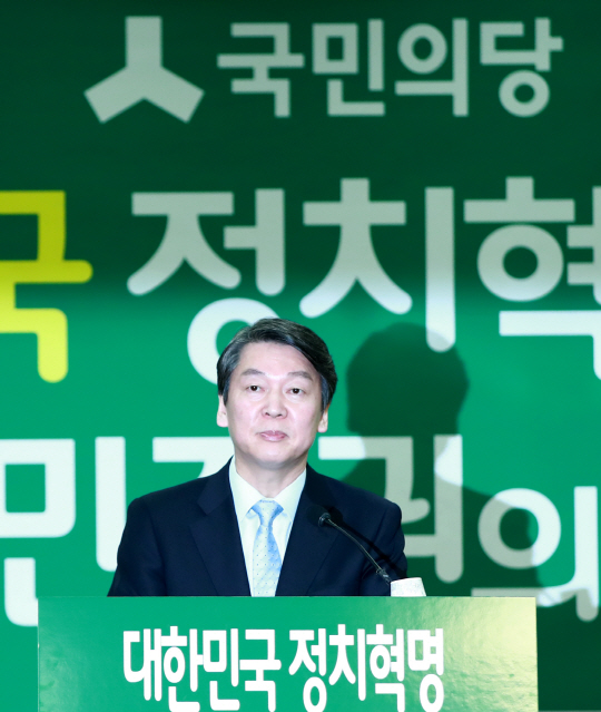 안철수 국민의당 전 대표가 15일 국회의원회관에서 정치개혁 공약을 발표하고 있다. / 연합뉴스