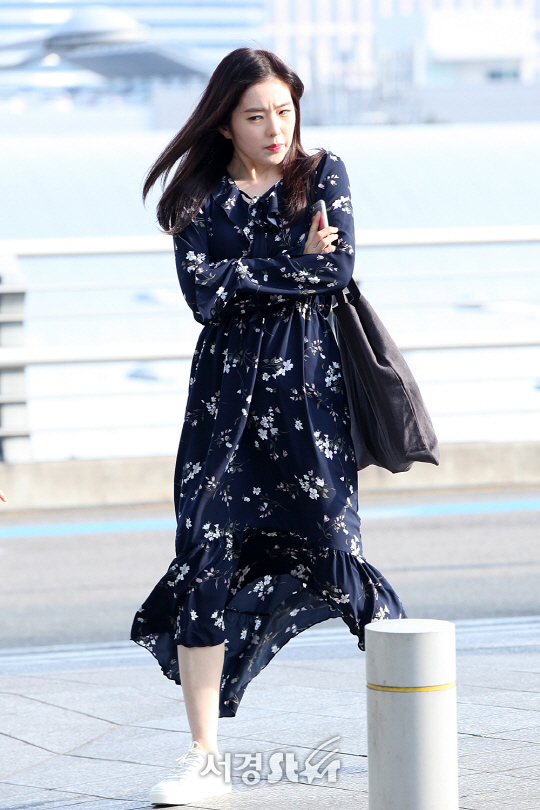 레드벨벳이 아이린이 16일 오후 멕시코에서 열리는 케이콘 콘서트에 참석하기 위해 인천 중구 운서동에 위치한 인천국제공항을 통해 출국하고 있다.