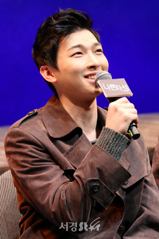 박강현이 16일 열린 연극 ‘나쁜자석’ 프레스콜에서 인사말을 하고 있다.