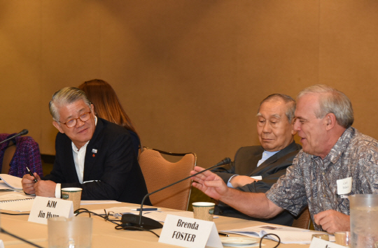 최신원(왼쪽) 회장이 미국 하와이에서 15~16일(현지시간) 열린 CSIS 태평양포럼 연례회의에 참석해 참석자들과 대화를 나누고 있다. /사진제공=SK네트웍스