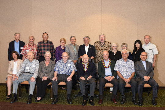 최신원(뒷줄 오른쪽 여섯번째) 회장이 미국 하와이에서 15~16일(현지시간) 열린 CSIS 태평양포럼 연례회의에 참석, 이사진들과 함께 기념 사진을 촬영하며 활짝 웃고 있다. /사진제공=SK네트웍스