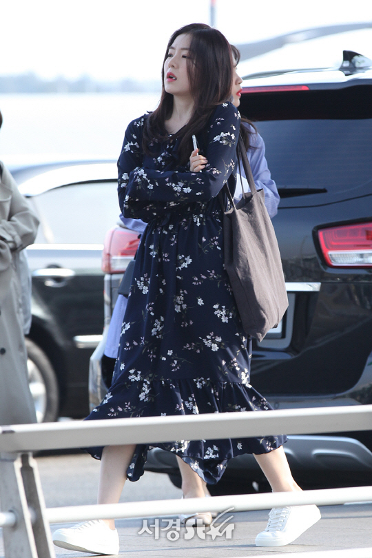 레드벨벳이 아이린이 16일 오후 멕시코에서 열리는 케이콘 콘서트에 참석하기 위해 인천 중구 운서동에 위치한 인천국제공항을 통해 출국하고 있다.