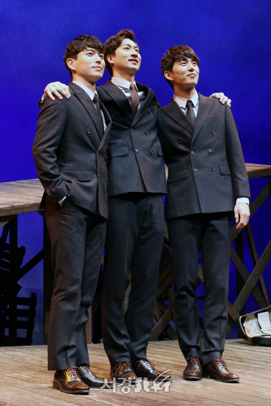 배두훈, 안재영, 손유동이 16일 열린 연극 ‘나쁜자석’ 프레스콜에서 포토타임을 갖고 있다.
