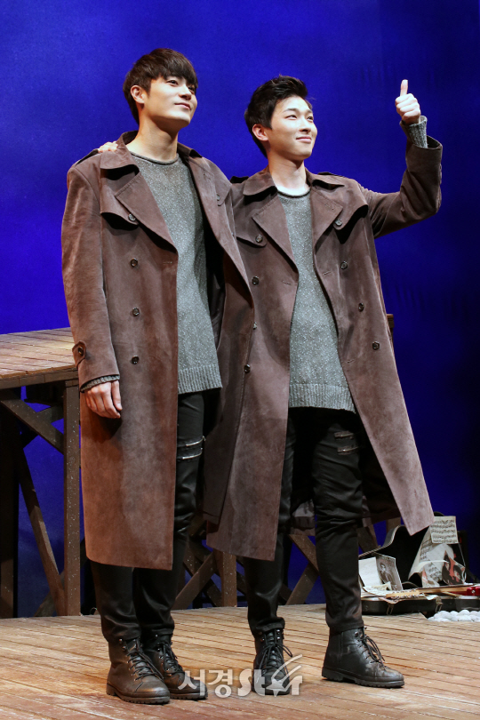 이창엽, 박강현이 16일 열린 연극 ‘나쁜자석’ 프레스콜에서 포토타임을 갖고 있다.