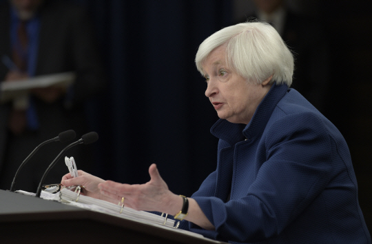 Federal Reserve Chair Janet Yellen speaks during a news conference in Washington, Wednesday, March 15, 2017. The Federal Reserve is raising its benchmark interest rate for the second time in three months and signaling that any further hikes this year will be gradual. (AP Photo/Susan Walsh)      <저작권자(c) 연합뉴스, 무단 전재-재배포 금지>