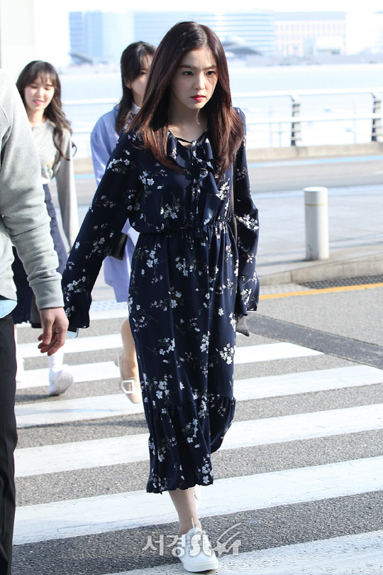 레드벨벳 아이린이 16일 오후 멕시코에서 열리는 케이콘 콘서트에 참석하기 위해 인천 중구 운서동에 위치한 인천국제공항을 통해 출국하고 있다.