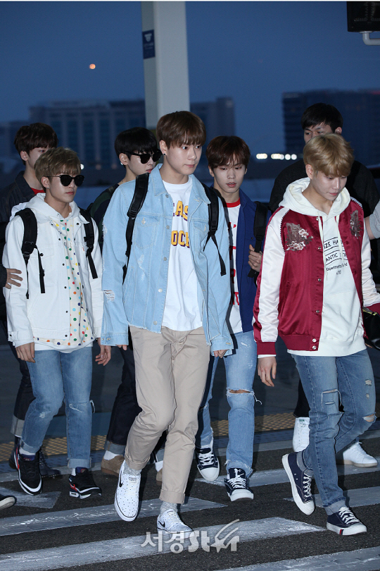 아스트로 멤버들이 16일 오후 멕시코에서 열리는 케이콘 콘서트에 참석하기 위해 인천 중구 운서동에 위치한 인천국제공항을 통해 출국하고 있다.
