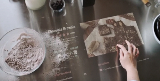 요리를 하다가 소니 ‘엑스페리아 터치’를 이용해 레시피를 확인하는 모습./사진=유튜브 캡쳐