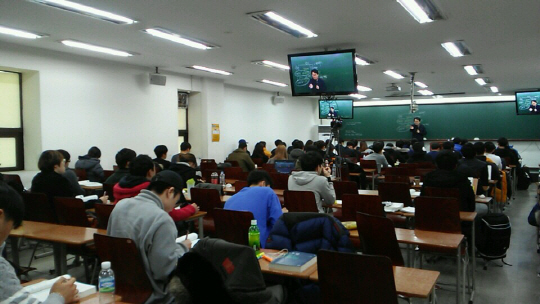 16일 서울 노량진의 한 경찰시험학원에서 수험생들이 강의를 듣고 있다 .  /신다은기자