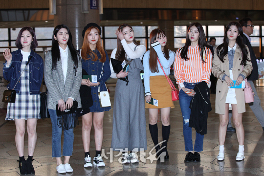 다이아 멤버들이 17일 오전 서울 강서구 방화동 김포국제공항을 통해 리얼리티 프로그램 ‘욜로트립’ 참석차 일본으로 출국하고 있다.