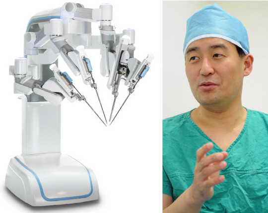 국산 수술로봇 1호 ‘레보아이’(왼쪽)와 이를 이용해 전립선암 수술 임상시험을 주관한 나군호 연세대 세브란스병원 교수. 전립선암 수술에 성공한 수술로봇은 레보아이가 ‘다빈치’에 이어 세계 두번째다.