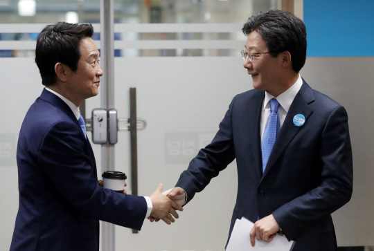 2일 오전 서울 여의도 바른정당 당사에서 공약 발표를 마친 남경필 경기지사(왼쪽)와 발표를 앞둔 유승민 의원이 악수를 하고 있다./연합뉴스