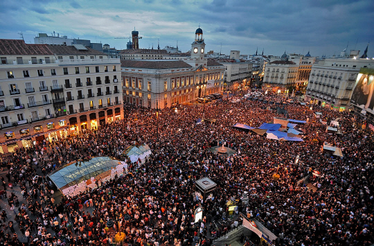 2011년 5월 스페인 국민들이 마드리드 태양의 문 광장에서 경제난 등에 항의하는 시위를 하고 있다. /사진=야후재팬