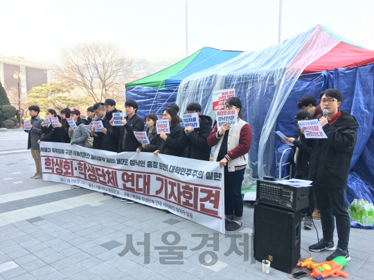 17일 서울대 본부 건물 앞에서 주요 대학 총학생회장들이 모여 서울대의 ‘시흥캠퍼스 철회’와 ‘성낙인 총장 퇴진’을 요구하는 발언을 하고 있다./박우현 기자