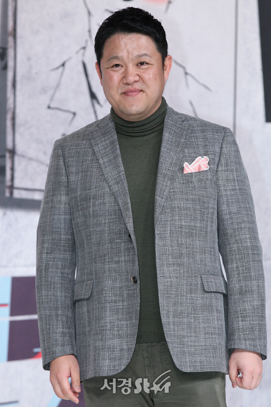 김구라가 17일 오전 서울 영등포구 타임스퀘어 아모리스홀에서 열린 tvn 예능 ‘공조7’의 제작발표회에 참석해 포토타임을 갖고 있다.