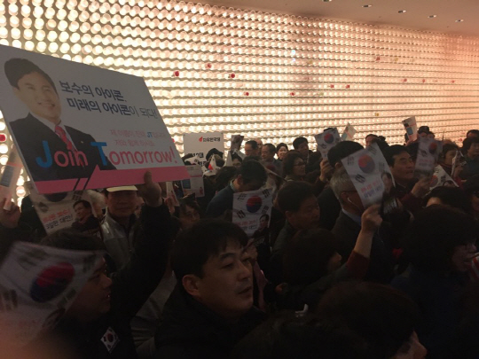 김진태 자유한국당 대통령 후보의 지지자들이 출입구 앞에서 “김진태 대통령”을 연호하고 있다.