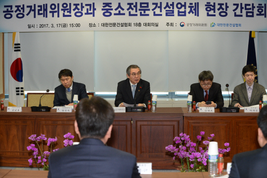 정재찬 공정거래위원장(사진 왼쪽 두번째)이 17일 서울 동작구 전문건설협회에서 중소 건설업체 대표들과 간담회를 갖고 있다. /사진=공정거래위원회