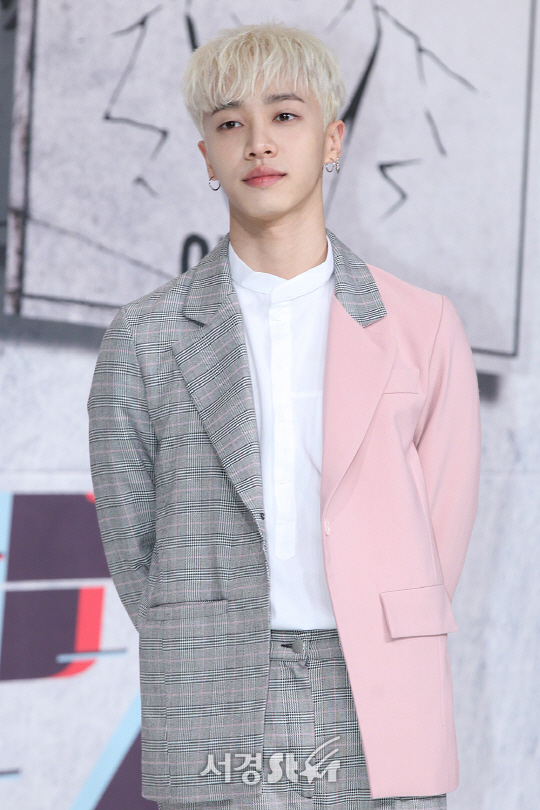 하이라이트의 이기광이 17일 오전 서울 영등포구 타임스퀘어 아모리스홀에서 열린 tvn 예능 ‘공조7’의 제작발표회에 참석해 포토타임을 갖고 있다./사진=지수진 기자