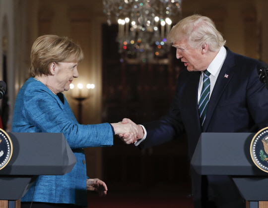 도널드 트럼프 미국 대통령(오른쪽)과 앙겔라 메르켈 독일 총리가 17일(현지시간) 백악관에서 공동기자회견을 마친 후 악수를 나누고 있다. /AP=연합뉴스