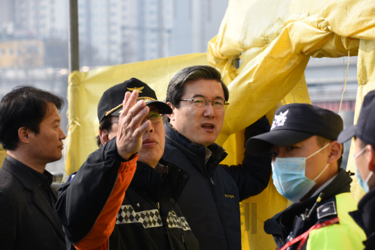 주영섭 중기청장이 19일 화재가 발생한 인천 소래포구 어시장을 방문해 소방관계자로부터 설명을 듣고 있다. /사진제공=중소기업청