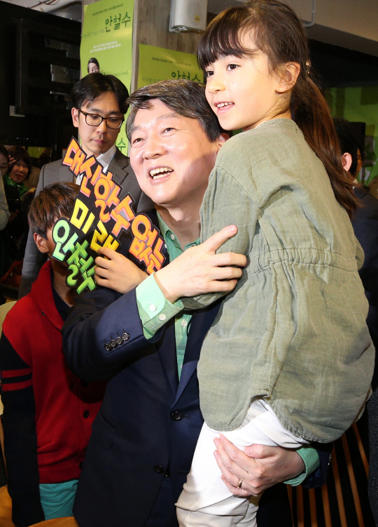 국민의당 대선주자인 안철수 전 대표가 19일 오후 서울 종로구 마이크임팩트 스퀘어에서 열린 대선 출정식에서 출마선언을 마친 뒤 어린이를 안아주고 있다.