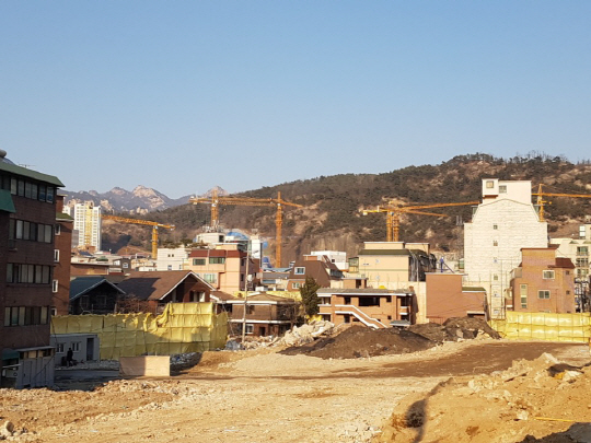 철거 공사가 진행 중 서울 은평구 응암 2구역과 그 뒤쪽에 위치한 녹번 1-1, 녹번 1-2구역에서 재개발 아파트 신축 공사가 시행되고 있다. /사진=이완기기자