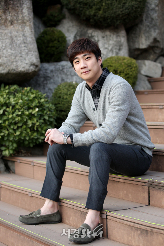 바리톤 박상돈이 19일 오후 서울 성동구 한양대학교에서 인터뷰에 앞서 포즈를 취하고 있다.