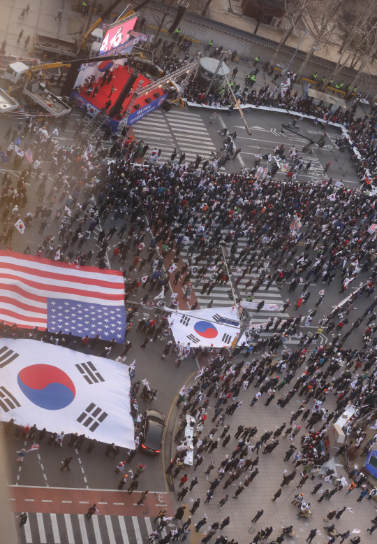 ‘대통령 탄핵무효 국민저항 총궐기 운동본부’가 지난 18일 대한문 앞에서 ‘태극기 집회’를 열고 있다. 박 전 대통령 파면 이후 집회 참석자가 크게 줄어든 모습이 눈에 띈다. /연합뉴스