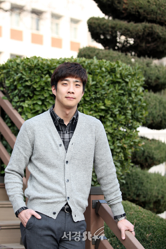바리톤 박상돈이 19일 오후 서울 성동구 한양대학교에서 인터뷰에 앞서 포즈를 취하고 있다.