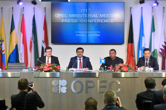 지난해 11월 30일 오스트리아 빈에서 석유수출국기구(OPEC) 회원국들이 171차 회의를 마친 후 기자회견을 열어 감산 합의 내용을 발표하고 있다. /빈=블룸버그통신