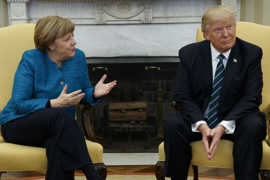 앙겔라 메르켈(왼쪽) 독일 총리가 17일(현지시간) 미국 워싱턴DC 백악관에서 도널드 트럼프 미 대통령에게 말을 걸고 있다. /워싱턴DC=AP연합뉴스