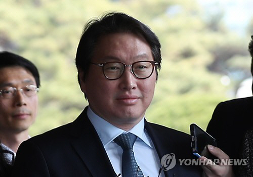 최태원 SK회장, 13시간 밤샘조사 뒤 귀가…검찰, 뇌물혐의 입증 총력