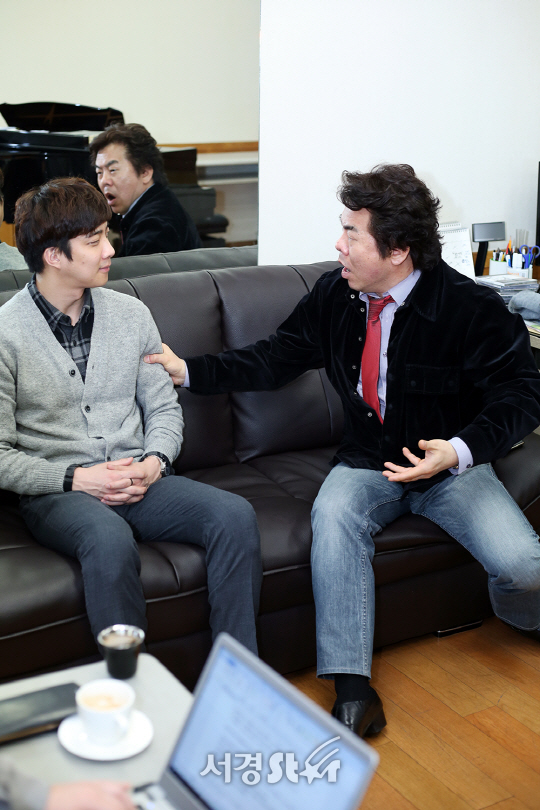 바리톤 박상돈, 고성현이 19일 오후 서울 성동구 한양대학교에서 인터뷰를 하고 있다.