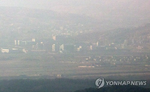 개성공단 폐쇄 1년인 2월 10일, 경기도 파주시에서 개성공단 일대가 흐릿하게 보인다./연합뉴스