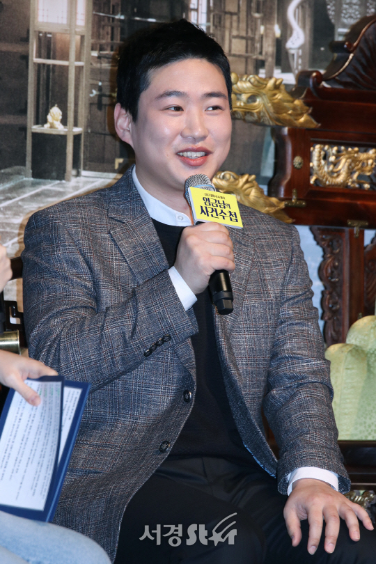 안재홍이 20일 열린 영화 ‘임금님의 사건수첩’ 제작보고회에서 인사말을 하고 있다.