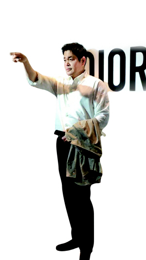 정용진 부회장이 지난 19일 신세계백화점 강남점 크리스챤디올 팝업 부스에서 사진촬영을 하고 있다. /심희정기자