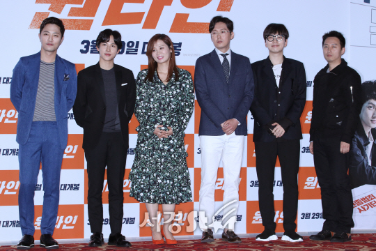 20일 열린 영화 ‘원라인’ 언론시사회에 참석한 배우들이 포토타임을 갖고 있다.