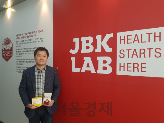 장봉근 제이비케이랩 대표가 20일 경기도 성남시 본사에서 아로니아 제품과 식물성 오메가3 제품을 소개하고 있다./백주연기자