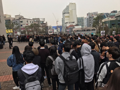 홍익대 학생들이 20일 서울 마포구 홍익대 정문 앞에서 세종캠퍼스 제2캠퍼스 전환에 반대하는 집회를 열고 있다. /이두형기자