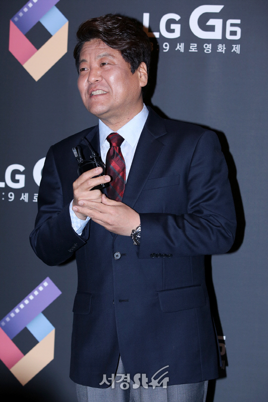 배우 성지루가 20일 오후 서울 강남구 CGV 청담 씨네시티에서 진행된 LG G6 18:9 세로 영화제 VIP 시사회 포토월에서 포즈를 취하고 있다.