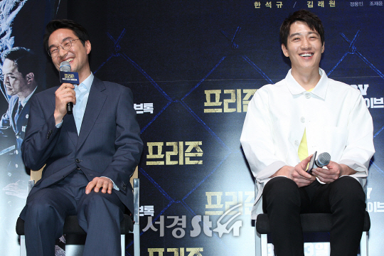 배우 한석규와 김래원이 20일 오후 서울 압구정동 압구정 CGV에서 열린 영화 ‘프리즌’ 스타 라이브톡에 참석했다.