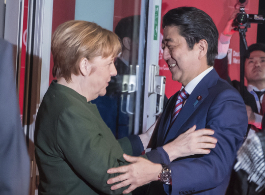 19일(현지시간) 독일 하노버 정보통신박람회(CeBIT)에서 앙겔라 메르켈(왼쪽) 독일 총리와 아베 신조 일본 총리가 활짝 웃으며 인사를 나누고 있다. 양국 정상은 이날 자유무역과 시장개방의 필요성에 공감하면서 일본과 유럽연합(EU)이 추진 중인 경제연대협정(EPA) 협상을 빨리 마무리한다는 데 동의했다. /하노버=AP연합뉴스
