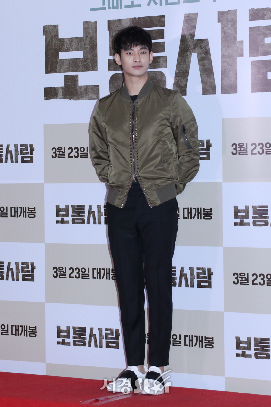 김수현이 20일 열린 영화 ‘보통사람’ VIP 시사회에 참석해 포즈를 취하고 있다.