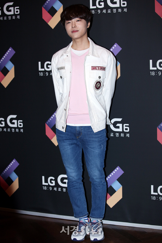배우 박시환이 20일 오후 서울 강남구 CGV 청담 씨네시티에서 진행된 LG G6 18:9 세로 영화제 VIP 시사회 포토월에서 포즈를 취하고 있다.