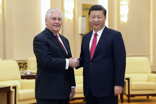 19일 중국 베이징에서 렉스 틸러슨(왼쪽) 미 국무장관이 중국 시진핑 국가주석과 만나 악수하고 있다./베이징=AP연합뉴스