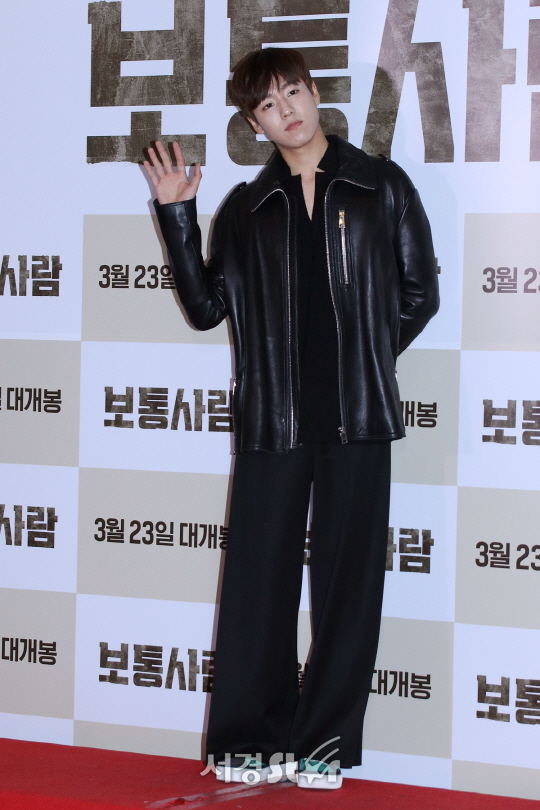 이현우가 20일 열린 영화 ‘보통사람’ VIP 시사회에 참석해 포즈를 취하고 있다.
