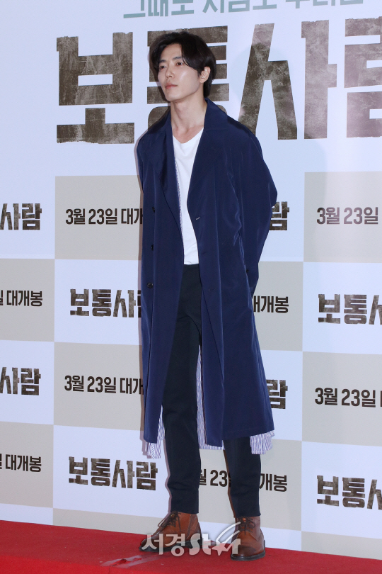 김재욱이 20일 열린 영화 ‘보통사람’ VIP 시사회에 참석해 포즈를 취하고 있다.