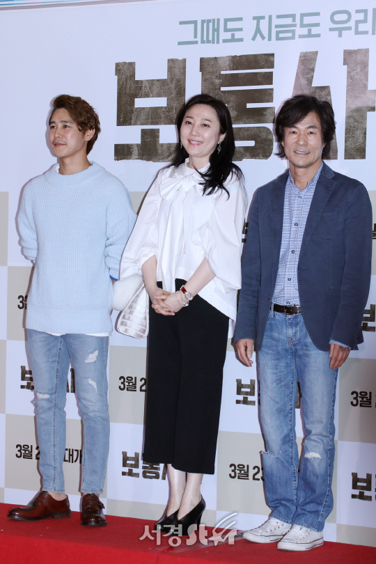 정태우, 김나운, 오광록이 20일 열린 영화 ‘보통사람’ VIP 시사회에 참석해 포즈를 취하고 있다.
