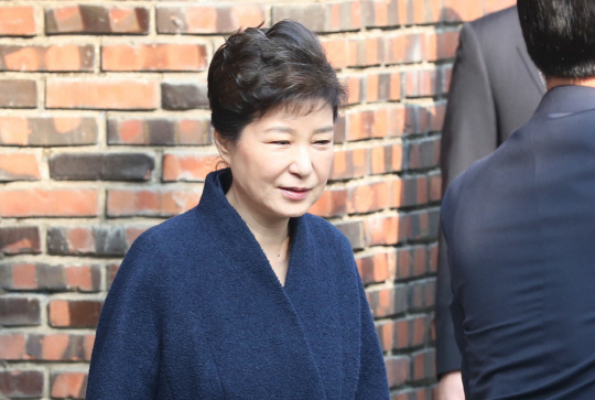 박 전 대통령 긴장감 속 자택 출발...입장 표명 없이 옅은 미소만