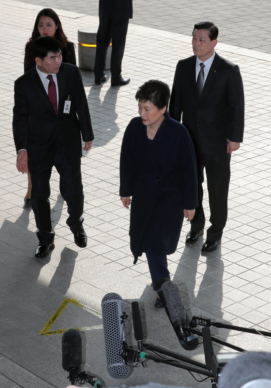 서울 서초구 서울중앙지검 포토라인에 서고 있는 박근혜 전 대통령의 모습 /연합뉴스